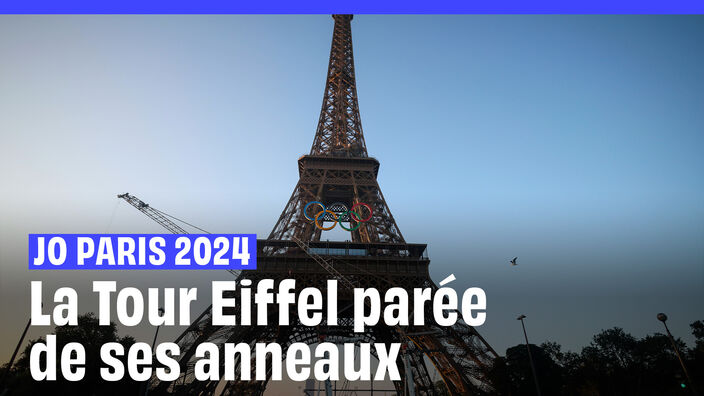 JO de Paris 2024 : Les cinq anneaux olympiques accrochés sur la Tour Eiffel