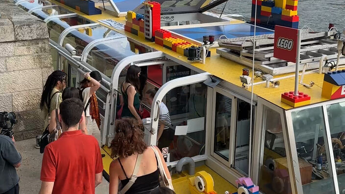 Un bateau LEGO navigue sur la Seine !