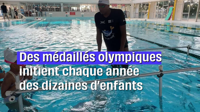 Des médaillés olympiques initient des enfants à la natation